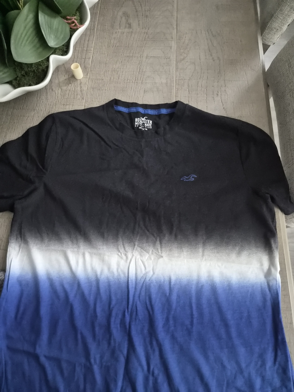 Hollister Men's Black White to Blue Ombre Crew Neck Tee
